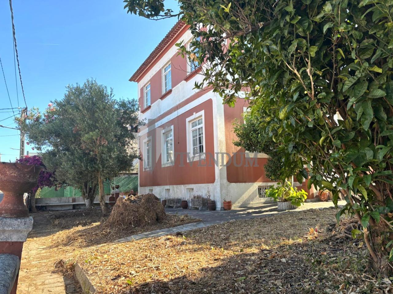 Casa de 288 m<sup>2</sup> con 4 habitaciones y 2 baños en Alcabre-Navia-Samil.