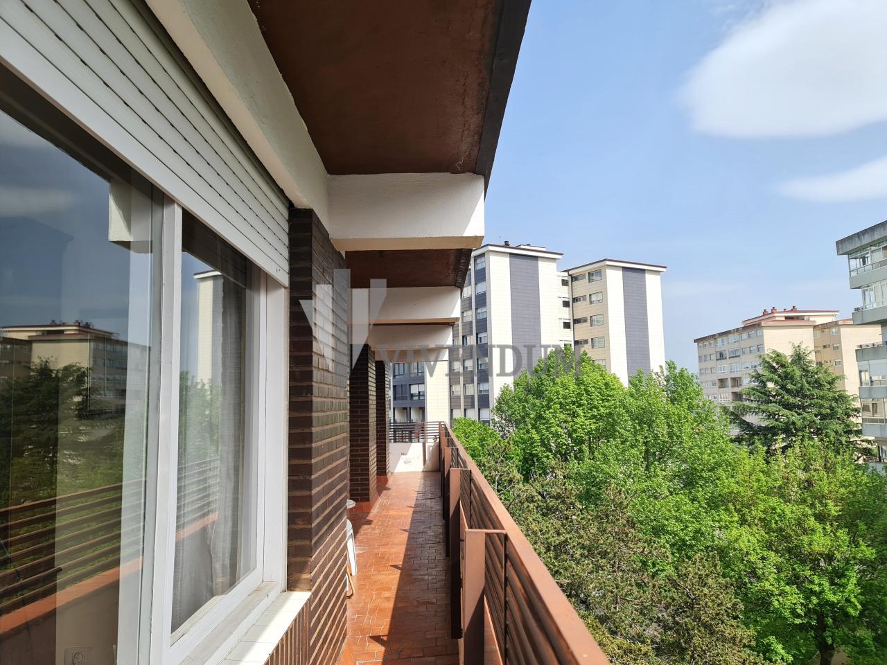 Piso de 145 m<sup>2</sup> con 4 habitaciones y 2 baños en Coia.
