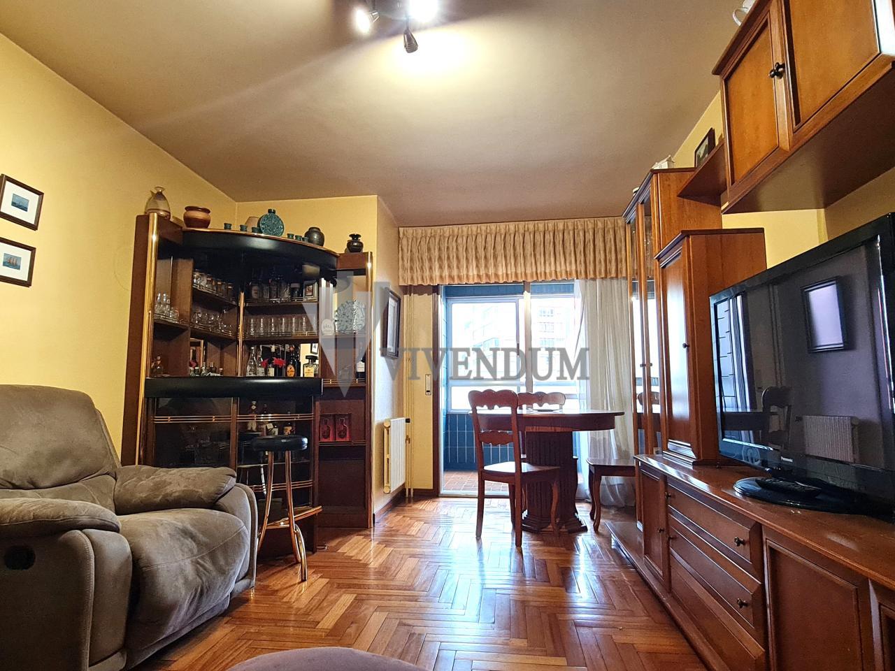 Piso de 80 m<sup>2</sup> con 3 habitaciones y 2 baños en Urzaiz-Calvario.