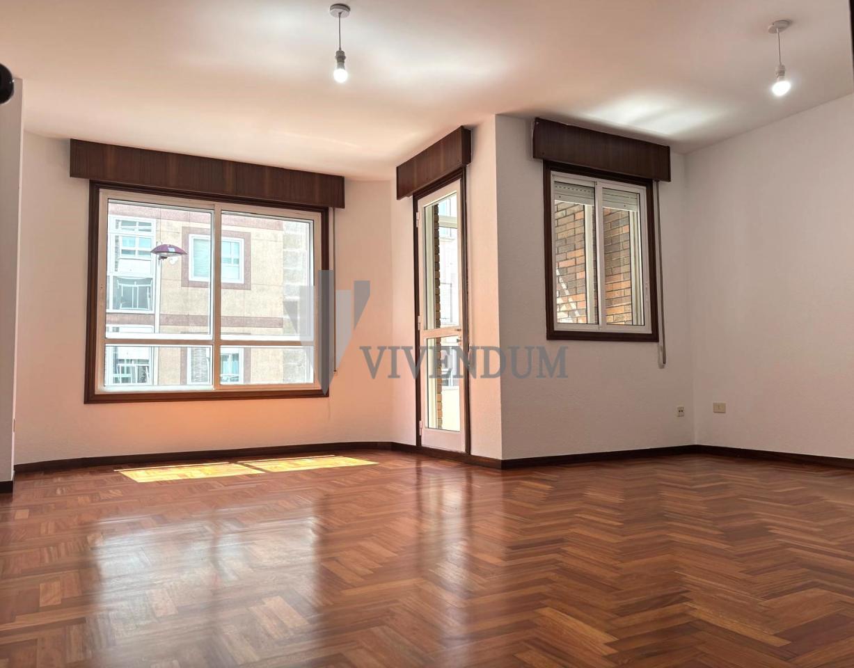 Piso de 105 m<sup>2</sup> con 2 habitaciones y 2 baños en Teis.